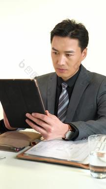 商务男士使用平板电脑